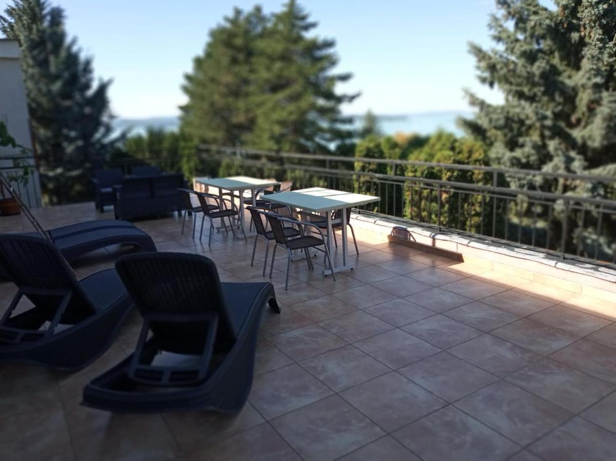 ホテル Pergola Panzio Balatonföldvár エクステリア 写真