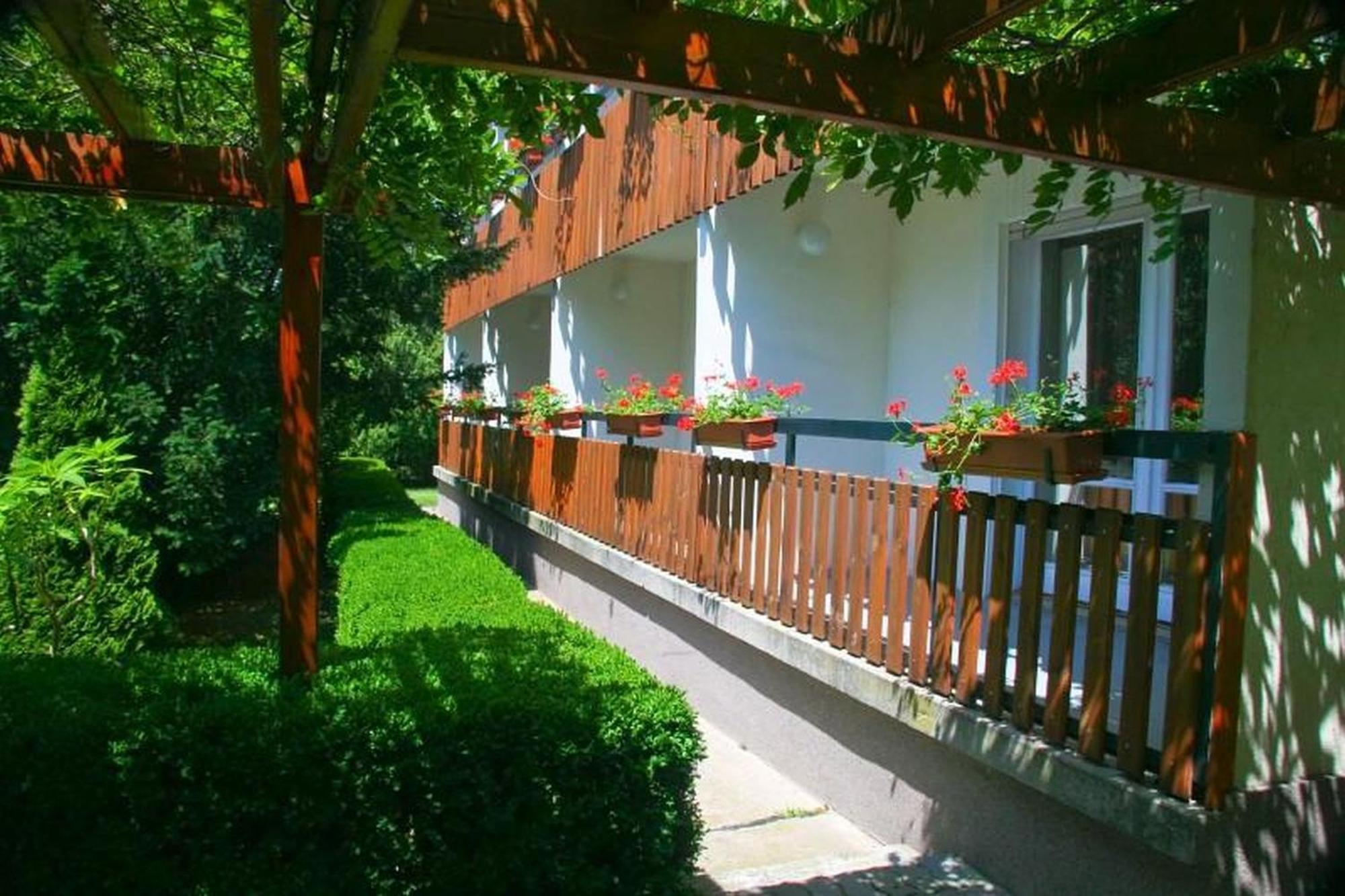 ホテル Pergola Panzio Balatonföldvár エクステリア 写真